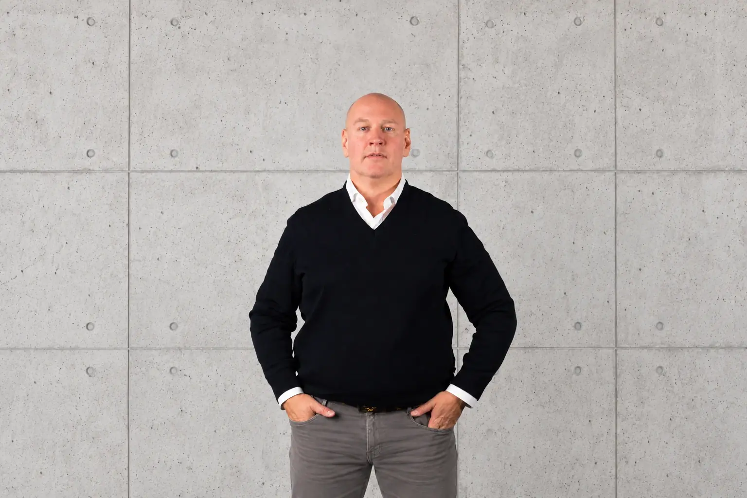 Jan Honsel vor einer hellgrauen Betonwand